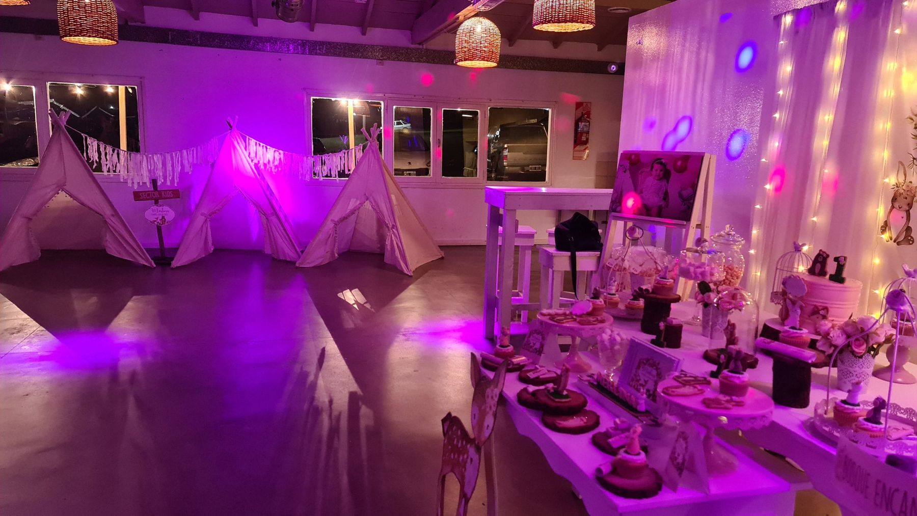 Primer cumpleaños con sector kids de carpas tipi y mesa dulce temática del bosque